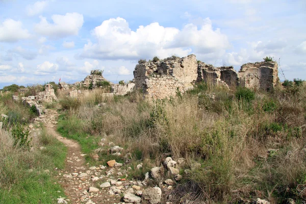 Sendero y ruinas — Foto de Stock