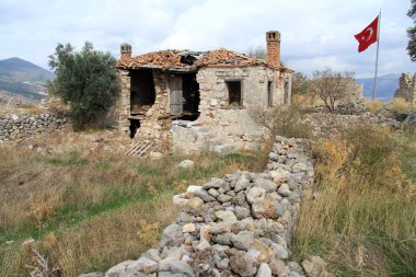 Türk bayrağı ve ev