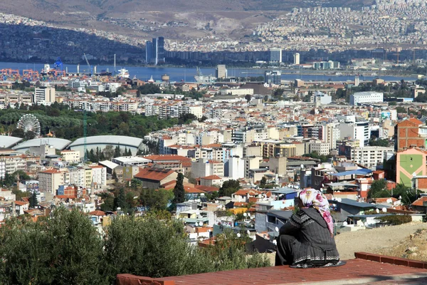 Tepedeki kadın — Stok fotoğraf