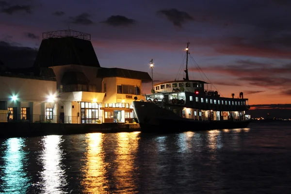 Barco à noite — Fotografia de Stock