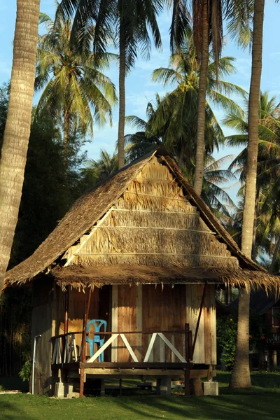 Bungalow under trees — Stock Photo, Image