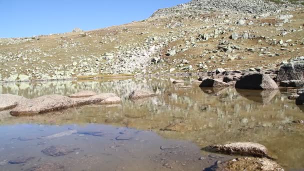 Lago na montanha — Vídeo de Stock