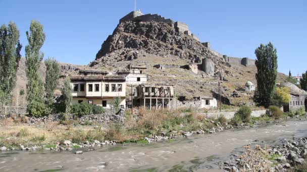 Руины на реке и крепости — стоковое видео