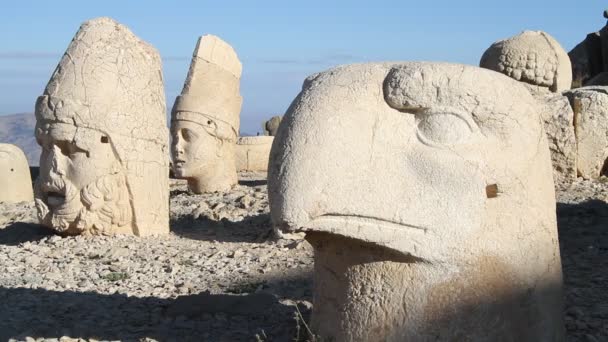 Stenen hoofden op de nemrud dagi in Turkije — Stockvideo