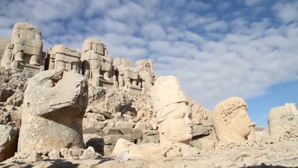 Steinköpfe auf dem Nemrud Dagi in der Türkei — Stockvideo