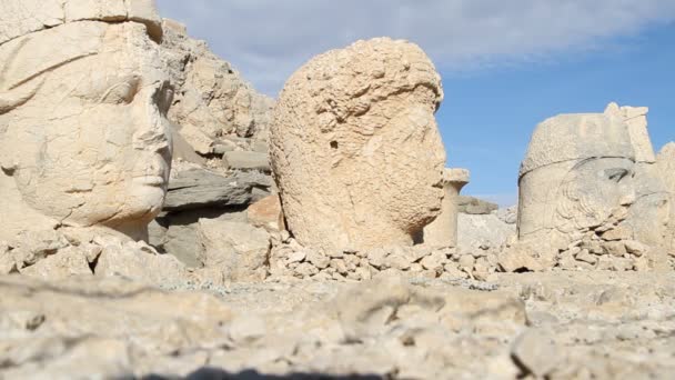 Cabezas de piedra en el Nemrud Dagi en Turquía — Vídeo de stock