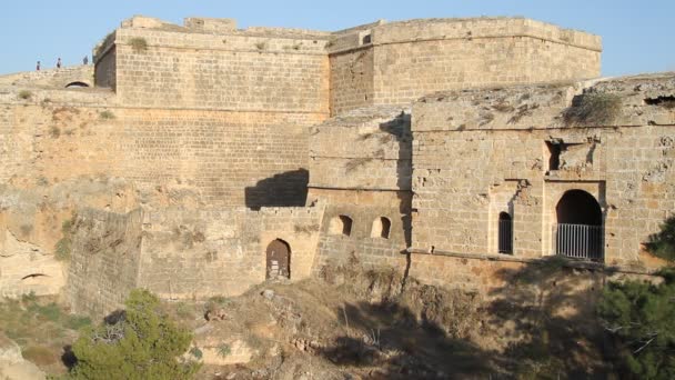 Old stone city wall of Gazimagusta — Stock Video