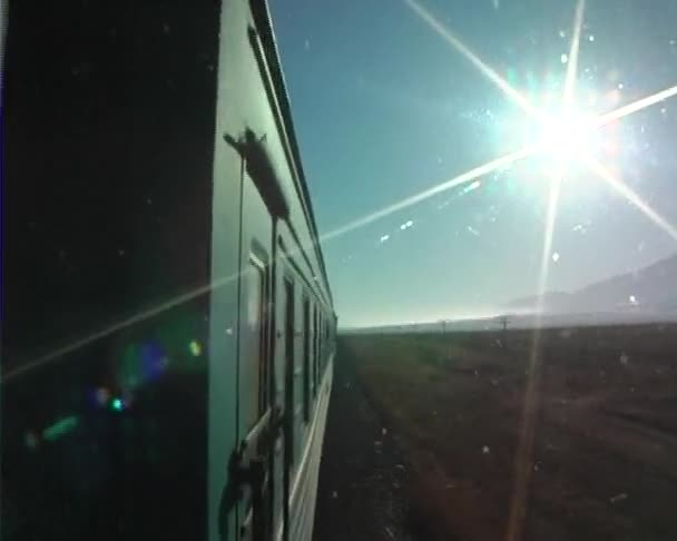 Zon en trein — Stockvideo