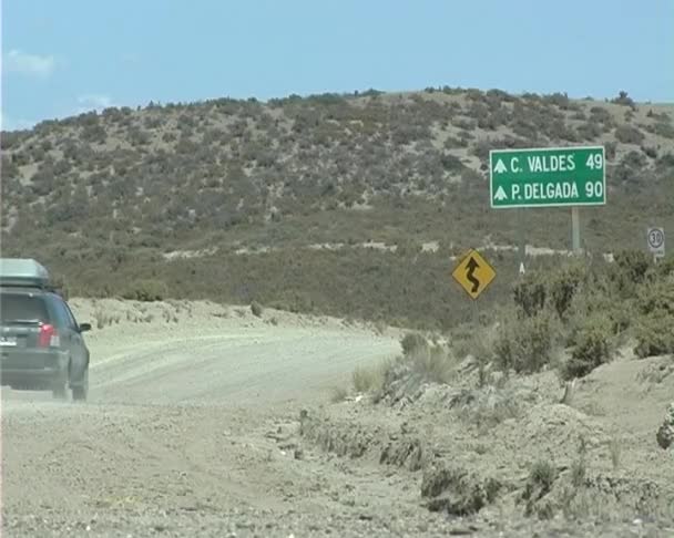 Coche en la carretera — Vídeo de stock