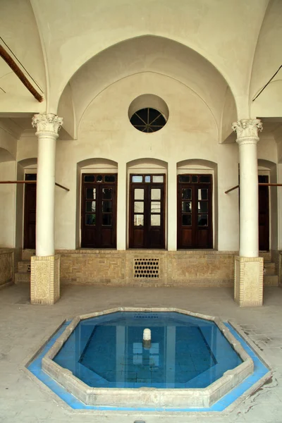 Fontaine à l'intérieur du manoir — Photo