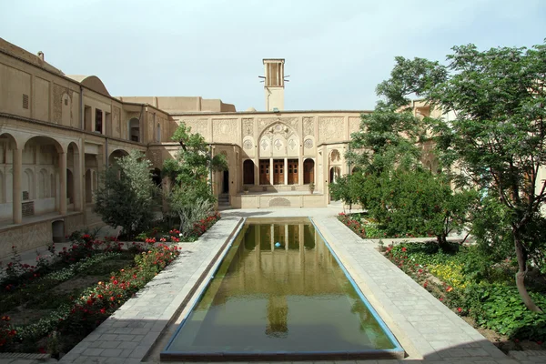 Garden and fountain — Stock Photo, Image