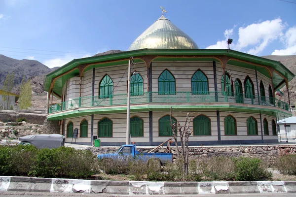 Mosquée avec dôme doré — Photo