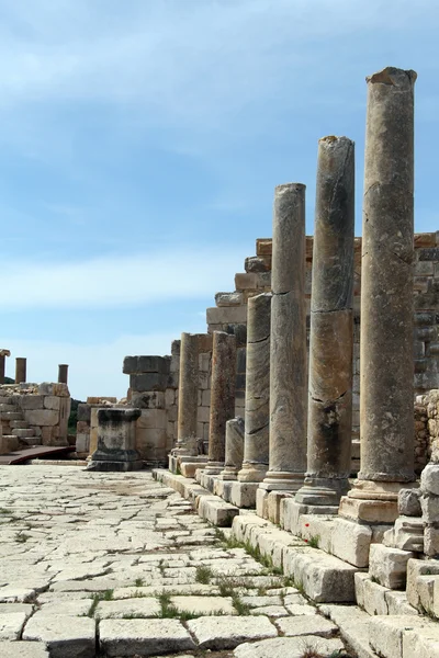 Fila de columnas — Foto de Stock