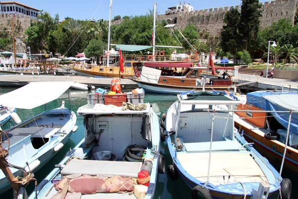 Båtar i antalya, Turkiet — Stockfoto