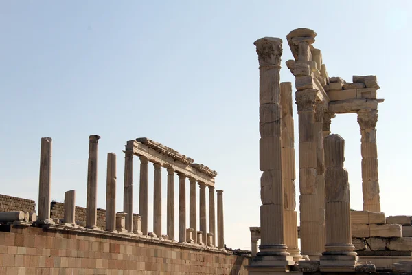 Ruïnes van de tempel van Trajanus — Stockfoto