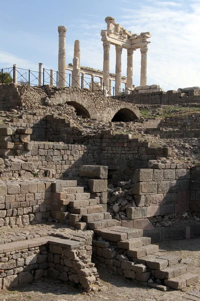 Traianus chrám a zříceniny — Stock fotografie