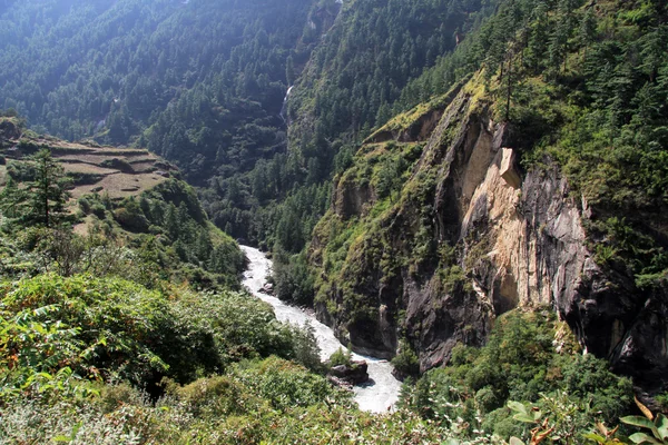 Fluss und Berg — Stockfoto