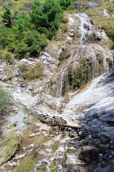 Fußweg und Wasserfall — Stockfoto