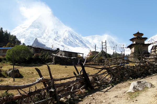 Manaslu y pueblo — Foto de Stock