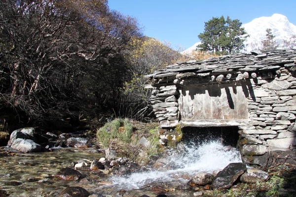 Rivier en molen huis — Stockfoto