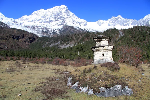 Manaslu e stupa — Fotografia de Stock