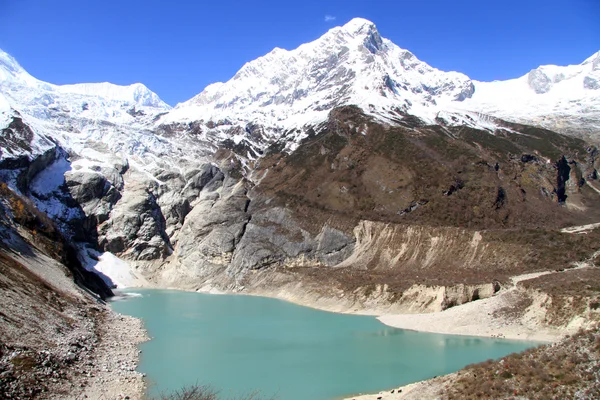 Montagna e lago — Foto Stock