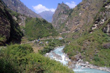 yol ve nehir Nepal