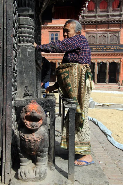 Woman and shrine — Stock Photo, Image