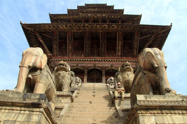 Man and temple — Stock Photo, Image