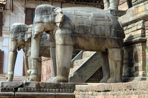 Каменные слоны — стоковое фото