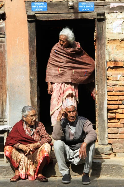 Homem velho e mulheres — Fotografia de Stock