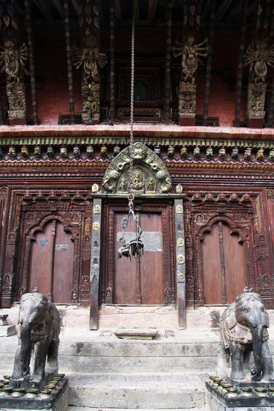 Olifanten in de buurt temple — Stockfoto