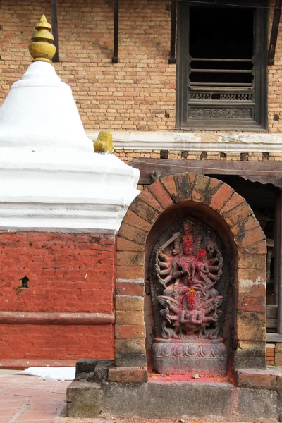 Stupa w pobliżu świątyni — Zdjęcie stockowe