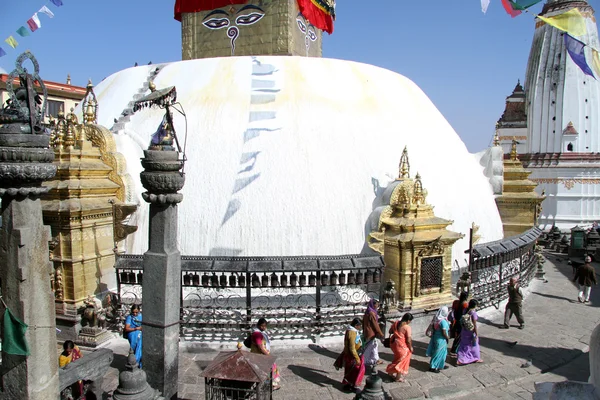 Menschen und Stupa — Stockfoto