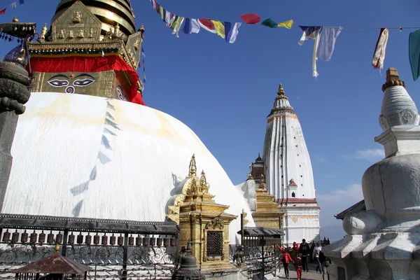 Menschen gehen um Stupa — Stockfoto