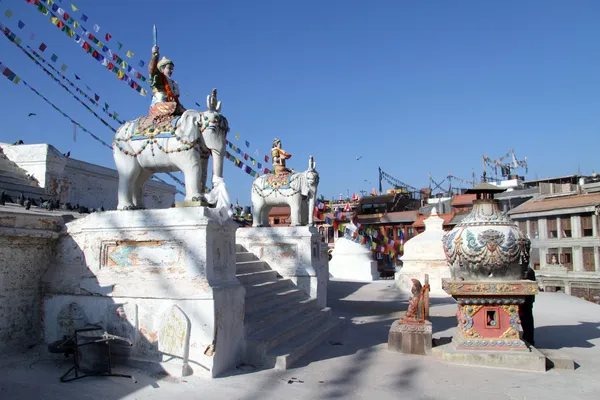 Santuário perto de stupa — Fotografia de Stock