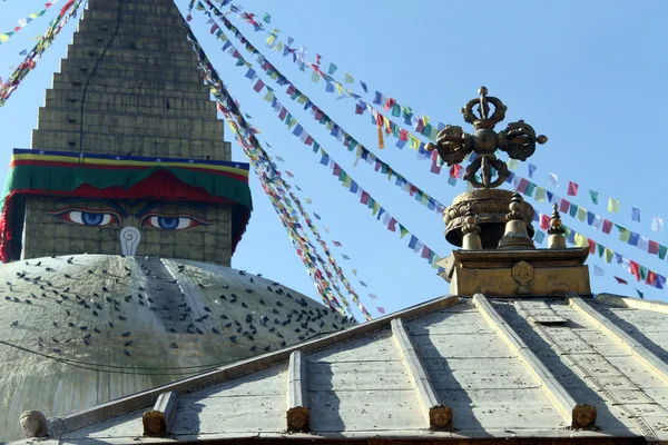 Stupa ve çatı — Stok fotoğraf