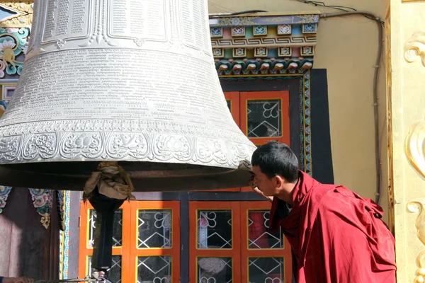 Монах и колокол — стоковое фото