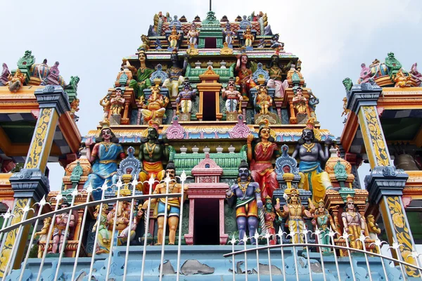 Gopuram avec des dieux — Photo
