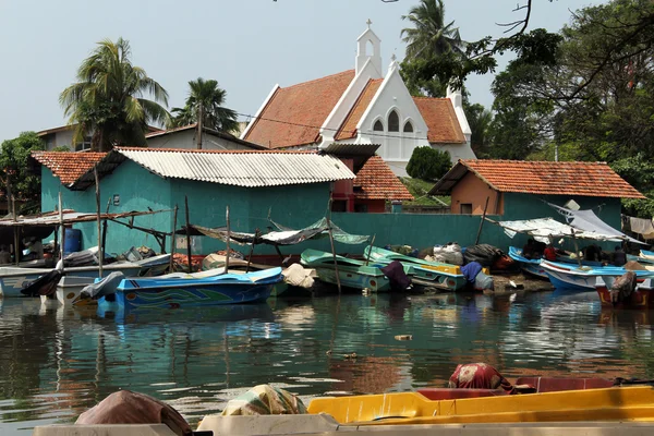 Barche da pesca e chiesa — Foto Stock