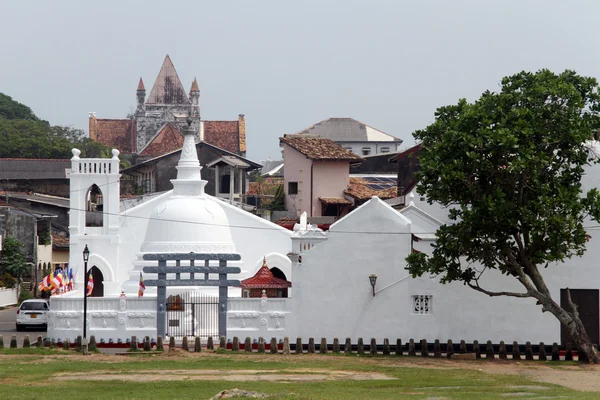 Dagoba et l'église — Photo