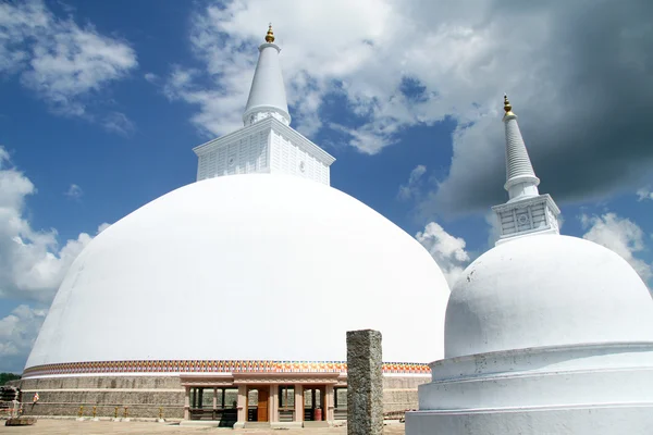 Ruwanwelisaya rikas och liten stupa — Stockfoto