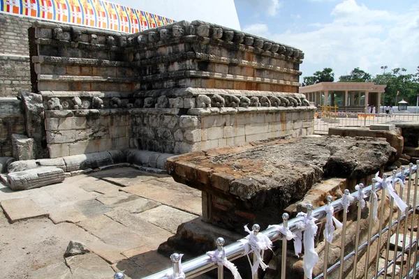 Relikskrin nära stupa — Stockfoto
