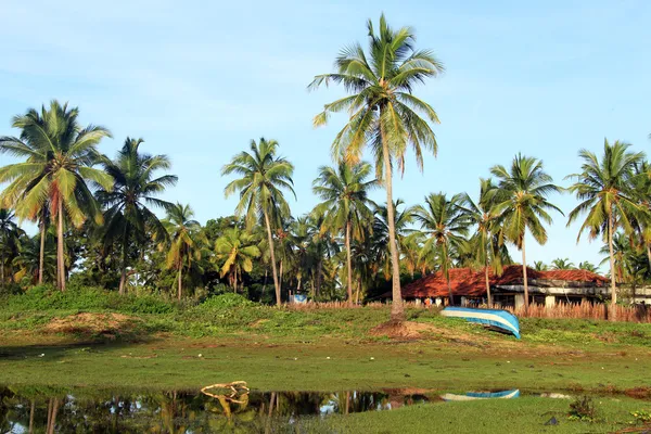 Bateau près de maison — Photo