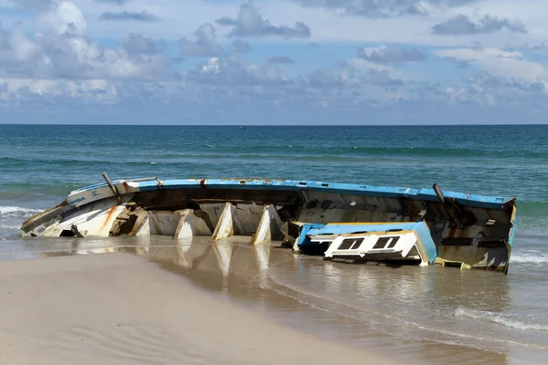 Loď na pláži — Stock fotografie