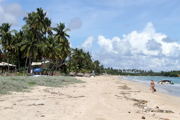 Kvinna på stranden — Stockfoto