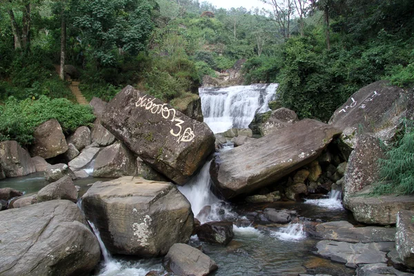 Rocas y cascada — Foto de Stock