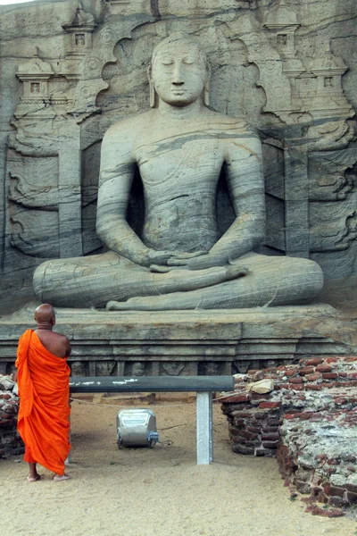 Munken och buddha — Stockfoto