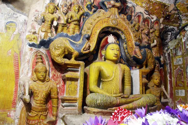 Будда и цветы — стоковое фото