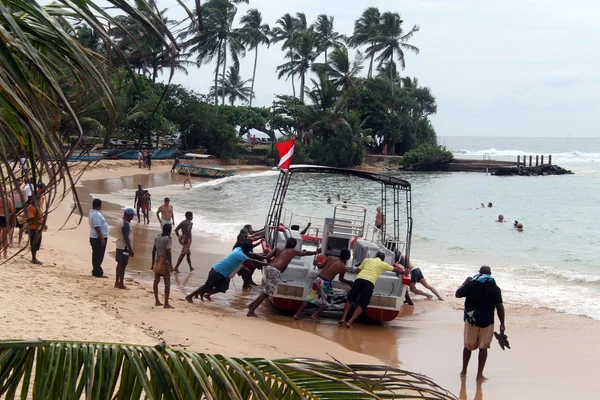 Personas y barco — Foto de Stock